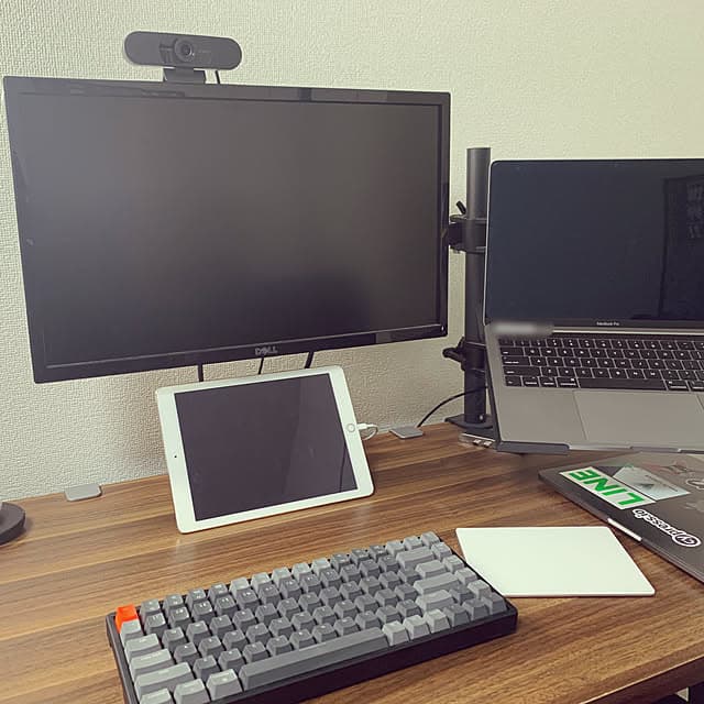 MacBookとiPadの木目デスク