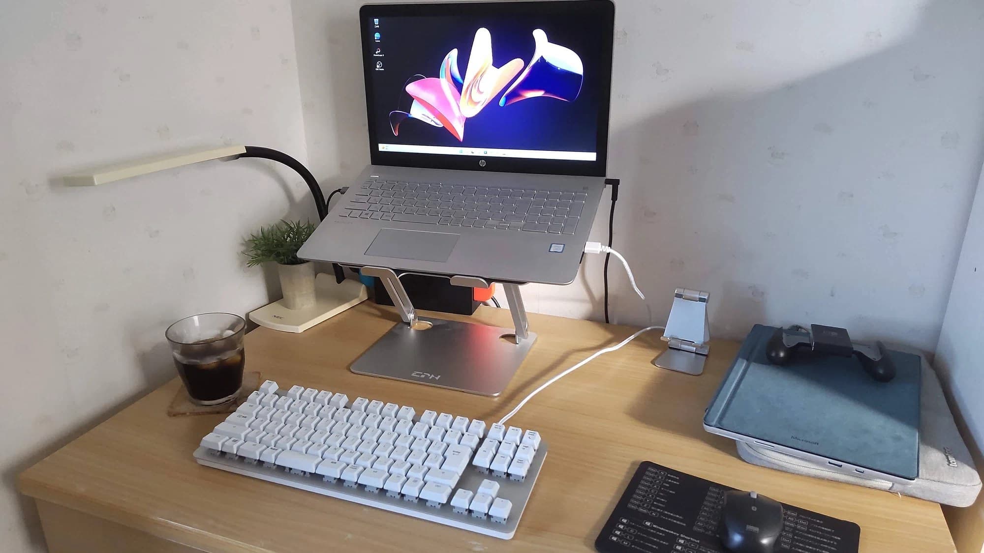 HPノートをスタンドで浮かせたシンプルデスク