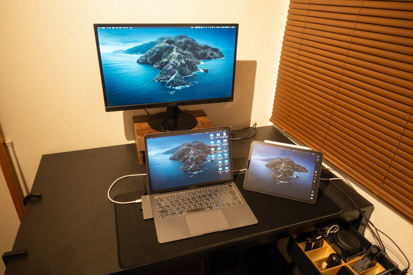 MacBook AirとiPadの黒デスク