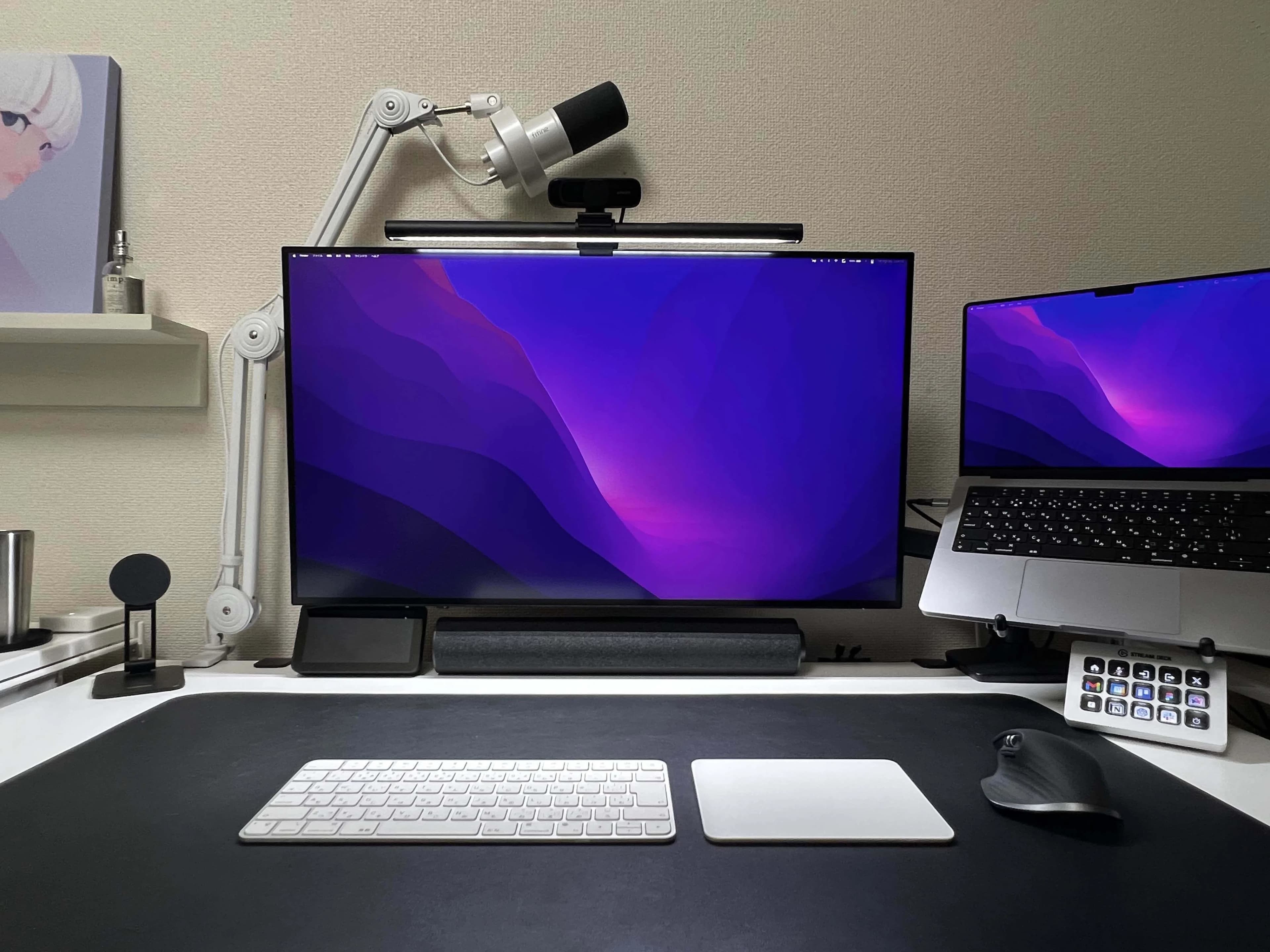 MacBook Proと配信マイクのデスク