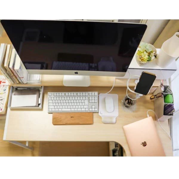 Apple中心の白木ミニマルデスク