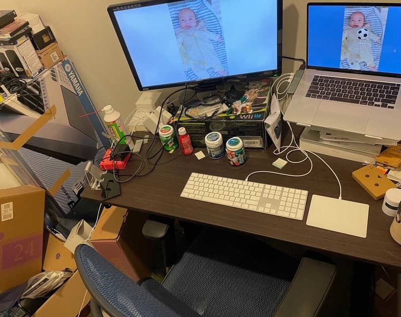 在宅ワークの生活感あるデスク